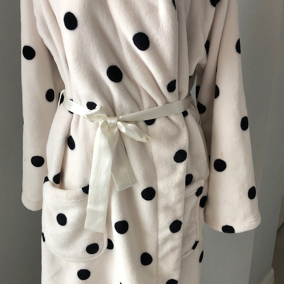 VICTORIAS SECRET Cozy Short Plush Robe in a white and black polka dots | M/L - Picture 5 of 12